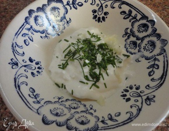 Можно и майонез использовать для тостов, но я предпочитаю сметану. Жирность сметаны — дело вкуса. Сметану смешать с зеленью (что вы любите) и чесноком. Посолить, поперчить по вкусу.