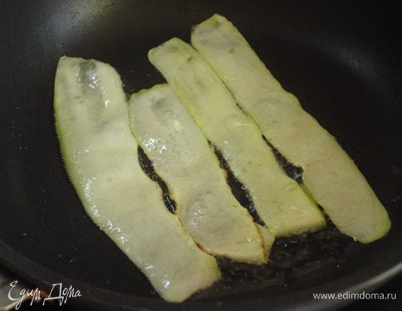 Кабачки нарезать тоненькими пластинками и обжарить на растительном масле до комфортной вам степени прожарки.