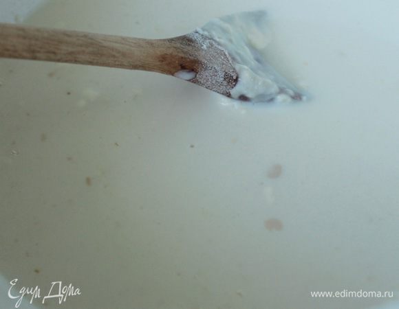 Приготовить опару: растворить в теплом молоке дрожжи, соль, 1 ст. л. сахара и 3 — 4 ст. л. муки.