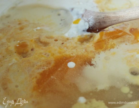 После того как смесь запузырится, добавить виноградное масло Biolio, тыквенное пюре, оставшиеся сахар и муку, мелко натертый корень имбиря.