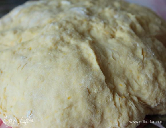 Замесить мягкое, не очень липкое тесто и убрать его на 6 — 8 часов в холодильник. Муки может понадобиться чуть больше, все зависит от консистенции тыквенного пюре.