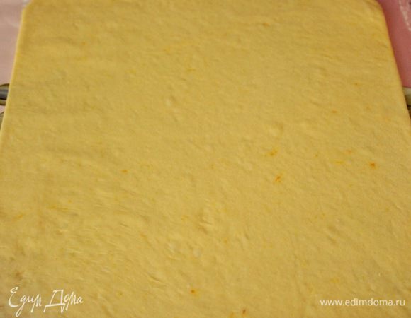 Разделить тесто на 3 части, раскатать каждую в прямоугольник толщиной около 3 мм.