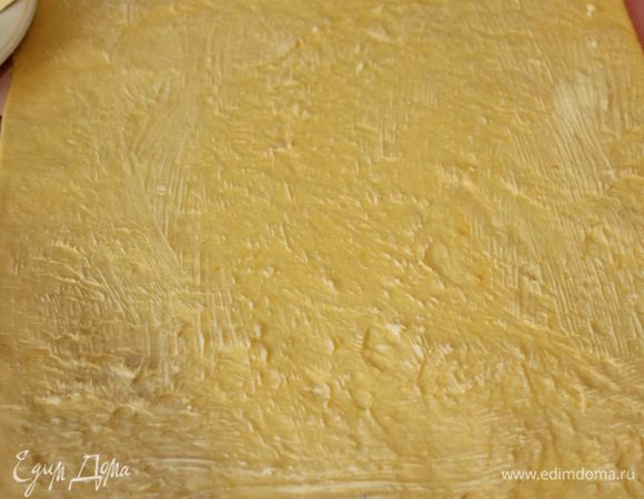 Смазать прямоугольник теста размягченным сливочным маслом.