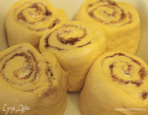 Скатать тесто в рулет, разрезать его поперек на кусочки и поместить их в форму на расстоянии 2 см друг от друга. Оставить булочки отдохнуть 30 мин. Выпекать при 180°С около 35 минут до легкого зарумянивания.