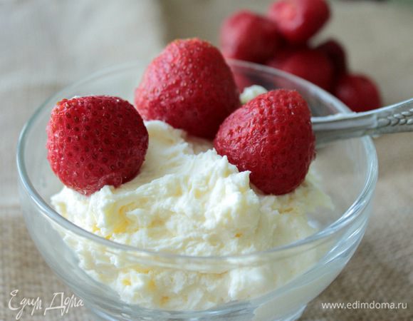 Для глазури смешать маскарпоне, сливки, сахарную пудру, ваниль и распределить ее на горячие булочки, она растает на поверхности и пропитает булочки. Пошагового фото глазури нет, вместо него — мой домашний маскарпоне (невероятно вкусный).