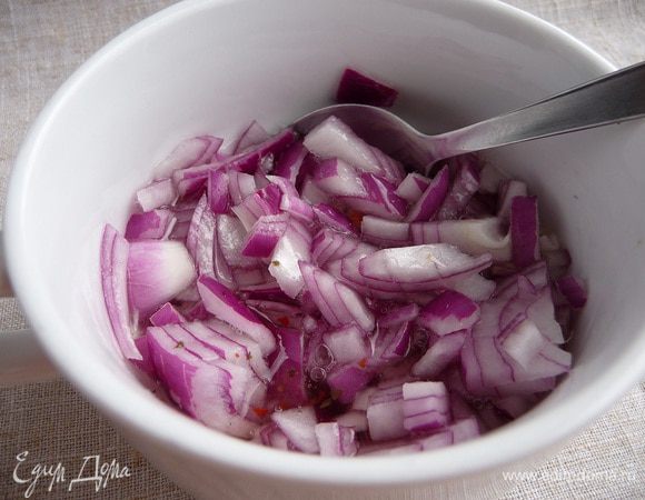 Лук замариновать в рассоле от огурцов 2-3 ст. л. на 20 мин.