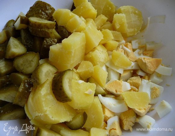 Яйца, картофель и маринованные огурцы порезать крупными кусочками.