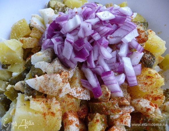 Аккуратно перемешать. Добавить смесь перцев и замаринованный лук.