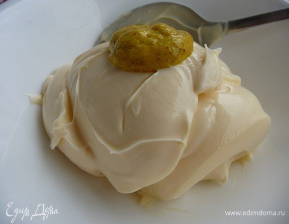 Для соуса смешать майонез и горчицу (она у меня с приправами деликатесная).