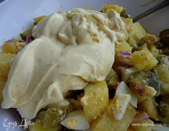 Добавить в салат и перемешать. Последний штрих — всежемолотый перец. Салат переложить в контейнер и поставить в холодильник, он должен настояться.