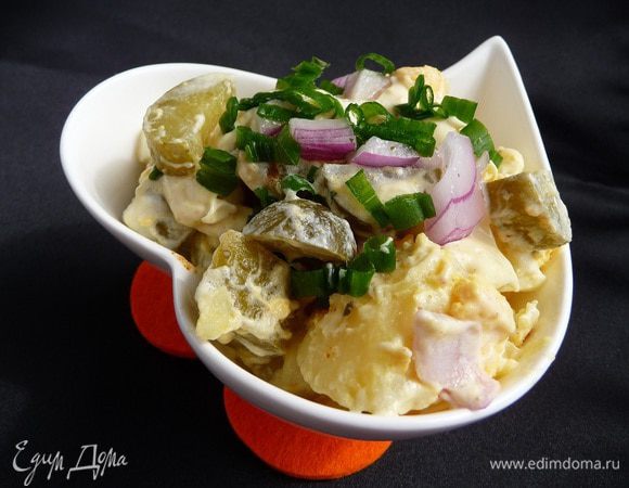 Перед подачей салат засыпать зеленым луком.