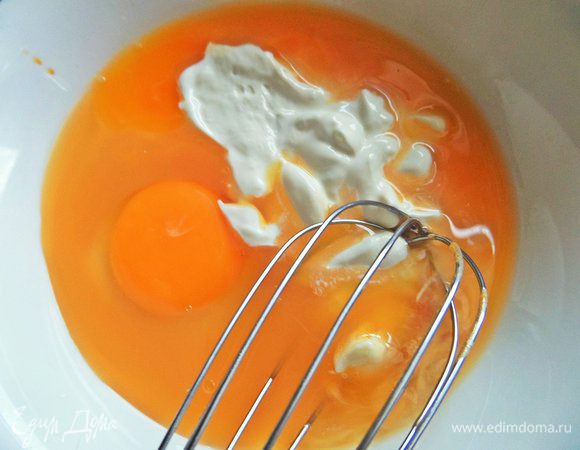 Готовим омлет. Взбиваем яйца со сметаной (3 ложки). 