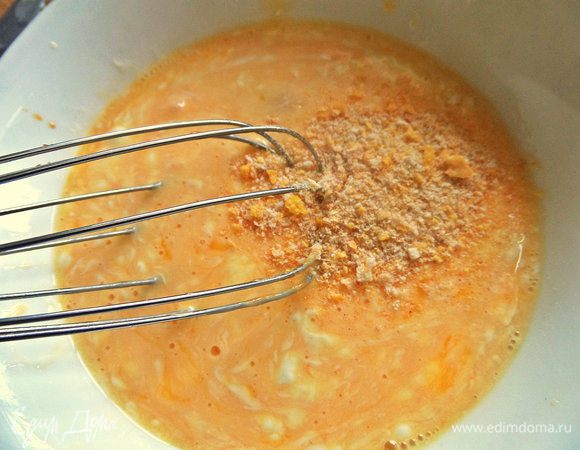 Добавить соль и сухари. Снова взбить.