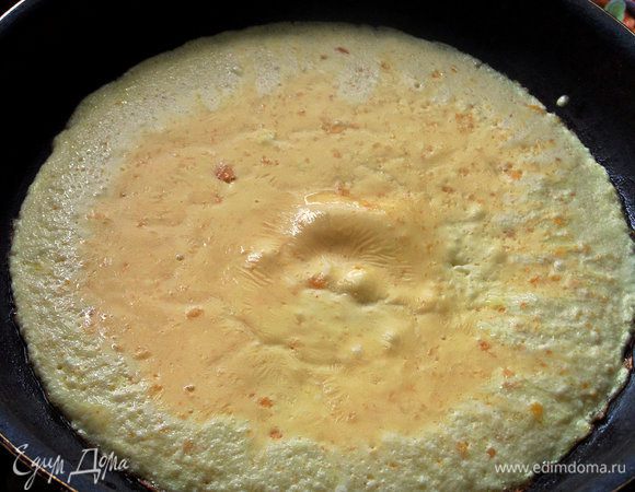 Вылить в непригораемую сковороду с маслом. Моя диаметром 26 см.