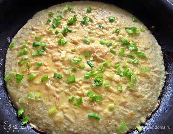 Посыпать в процессе готовки и зеленью тоже.