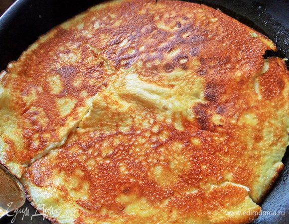 Осторожно перевернуть с помощью двух широких лопаток, через минуту выключить.