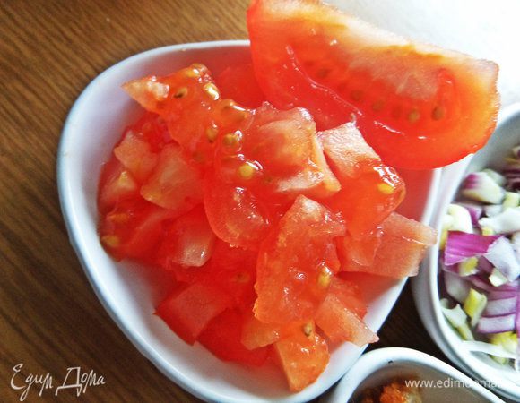 Для начинки с помидора снять кожицу и нарезать его на кубики.