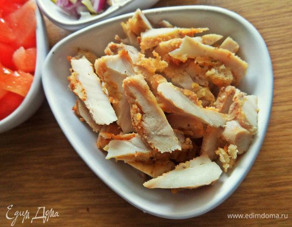 Курицу можно отварить или взять, к примеру, вчерашнюю отбивную, нарезать полосками.