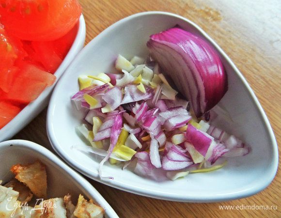 Лук измельчить.