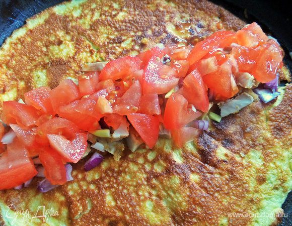 Сверху кусочки томата.