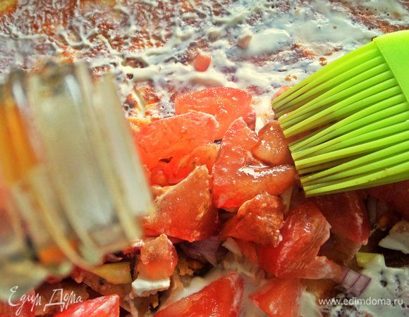 С помощью кисточки смазать начинку соевым соусом.