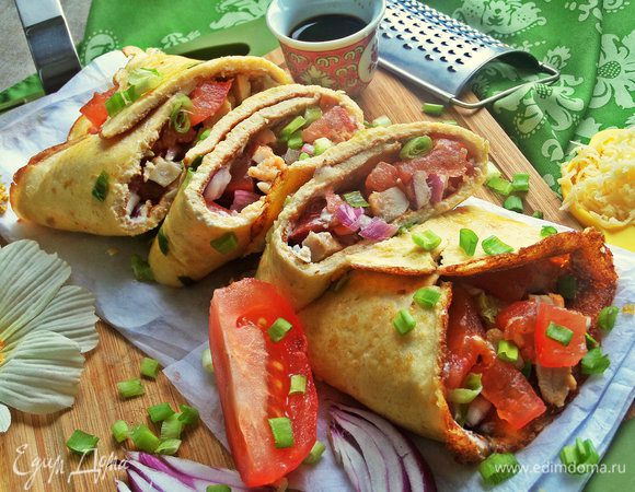 Не только на завтрак, но и на ужин вполне можно наесться таким вкусным омлетом-рулетом!