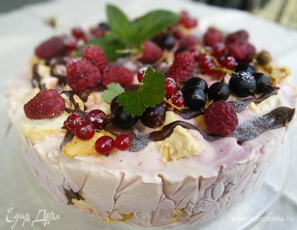 Перед употреблением нужно вынуть торт из морозилки за 30-60 минут, украсить свежей малиной, мелиссой и шоколадным сиропом. 