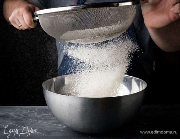 Изюм промыть, замочить в воде и дать постоять пару минут. Воду слить, обсушить изюм и обвалять в муке. Муку перемешать с разрыхлителем и солью, просеять все через сито.
