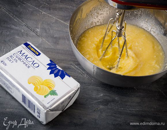Предварительно размягченное масло взбить с сахаром.