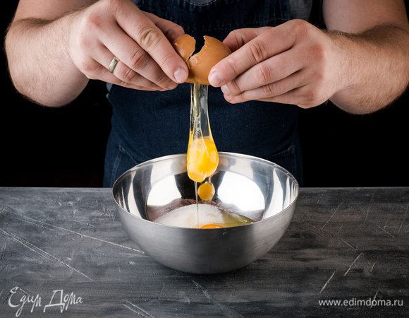 В полученную смесь добавить яйцо и сметану и взбить все миксером с насадкой-венчиком.

