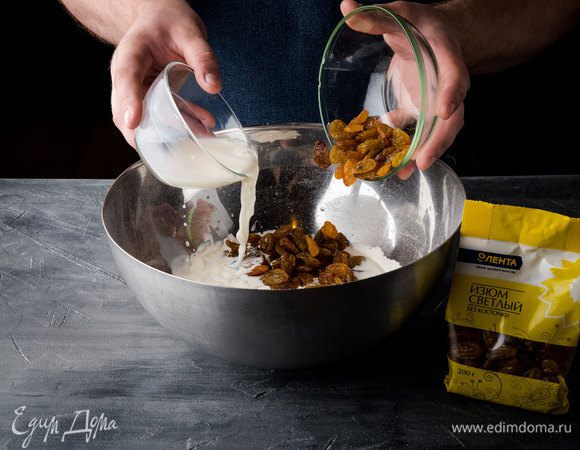 Добавить изюм, все перемешать. 