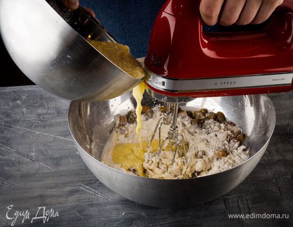 Затем всыпать муку с разрыхлителем, влить молоко и вымешать тесто.
 