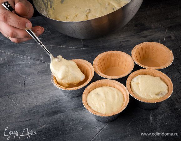 Выложить тесто в формочки. 
