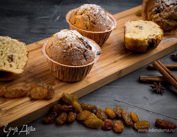 Выпекать кексы в предварительно разогретой 200°С духовке 20 минут.
Приятного аппетита!