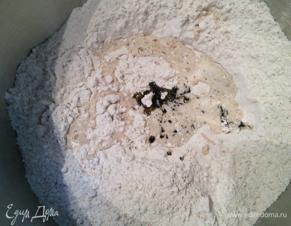 Дрожжи развести в теплой воде, оставить на 15 минут, для того, чтобы убедиться в их работоспособности. В чаше комбайна смешать оба вида муки, соль, добавить разбавленные дрожжи и тыквенное масло (если его нет, то оливковое) и замесить тесто в течении 10 мин.