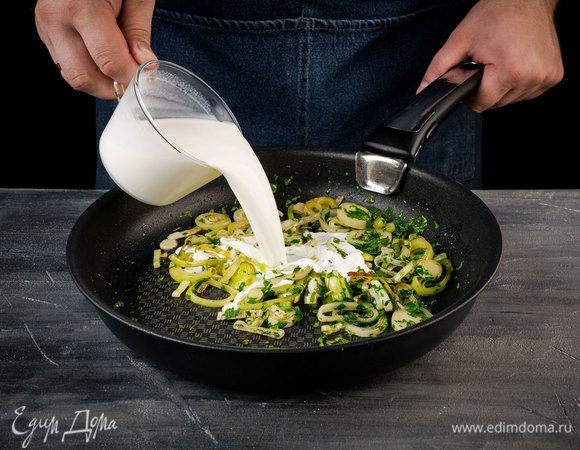 Разогреть в сковороде оливковое масло, выложить порей, посолить, поперчить и обжарить до золотистого цвета.