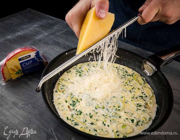 К порею добавить измельченную зелень, сливки и сливочный сыр, посолить, поперчить и перемешать. Горячую пасту выложить в сковороду с овощами, все перемешать и сбрызнуть оливковым маслом Extra Virgin.