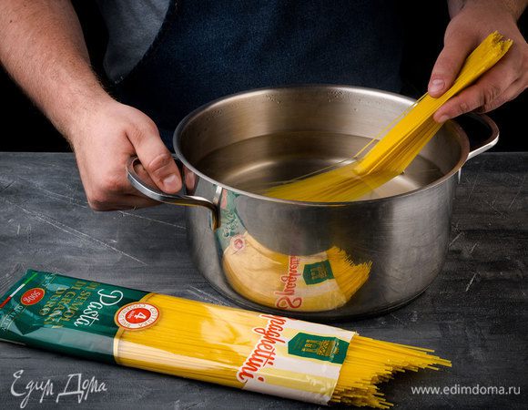 Спагетти отваривать в подсоленной воде на пару минут меньше, чем указано на упаковке.