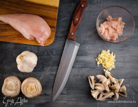Чеснок почистить и раздавить ножом.
Шампиньоны нарезать кусочками, куриное филе — тонкой соломкой.