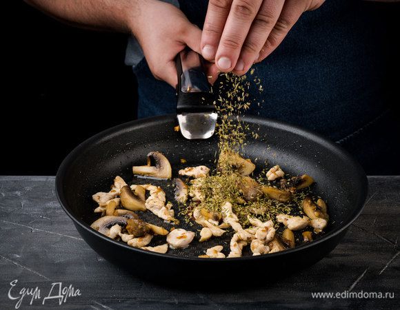 Разогреть в сковороде оливковое и сливочное масло и обжарить чеснок. Шампиньоны выложить в сковороду с чесноком, посолить, поперчить и перемешать, обжаривать до золотистости.
