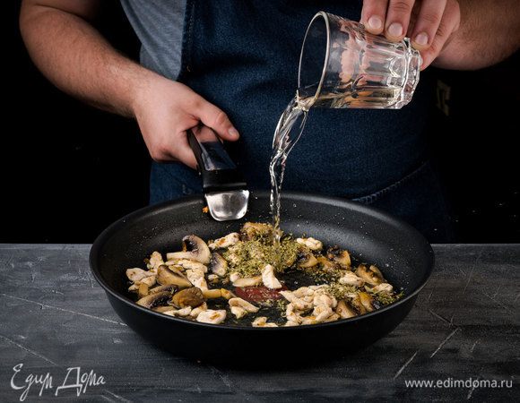 Куриной филе добавить к обжаренным грибам. Влить белое вино и дать алкоголю выпариться.

