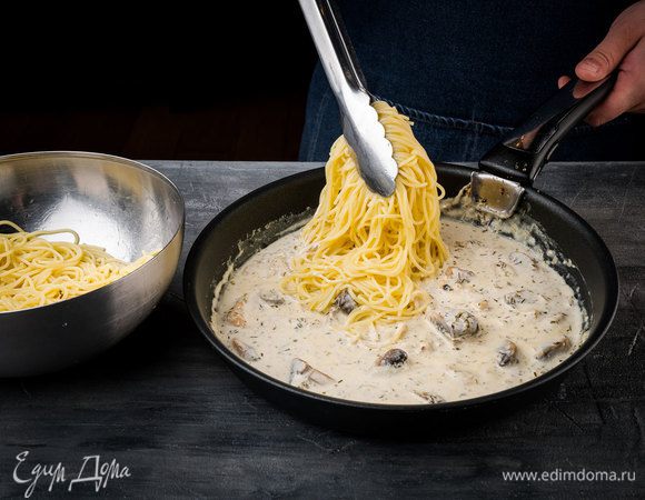 Добавить спагетти, все перемешать и прогревать еще пару минут.
