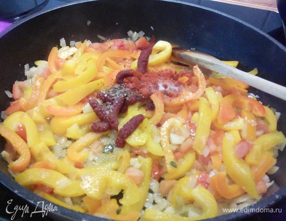 Помидоры порезать на кусочки (у меня 1 помидора и 200 мл соуса пассата). Добавить к овощам томат, обжарить вместе, теперь помидоры, соль, перец, паприку и сахар. 