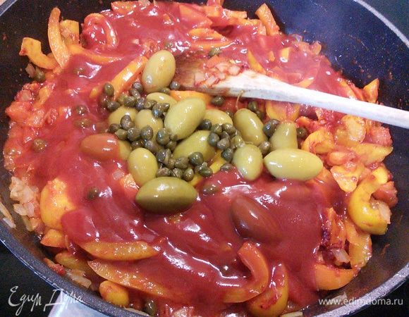 Влить 3/4 л воды или бульона и брюссельскую капусту (ее можно заменить на спаржевую фасоль или кабачок). Добавить зеленые маслины и каперсы. Тушить 10 мин. 
