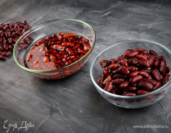 Фасоль замочить на несколько часов, а лучше на ночь, затем отварить до готовности, в конце варки посолить.