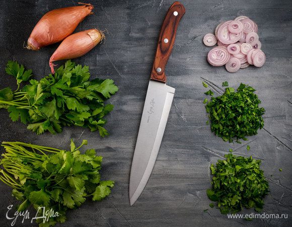 Лук почистить и нарезать тонкими кольцами. Петрушку и кинзу порубить.
