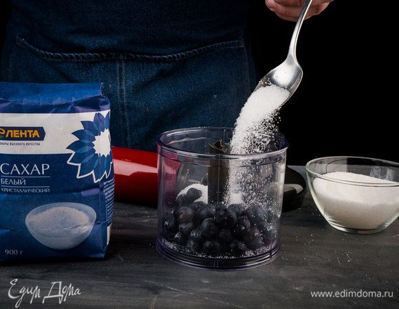 Духовку предварительно разогреть до 190‒200°С.
Чернику с 2 ст. л. сахара взбить в блендере в пюре (несколько ягод оставить).
