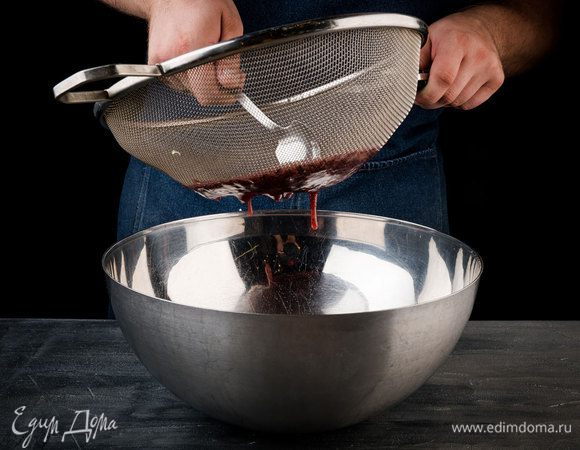 Черничную массу протереть через сито.