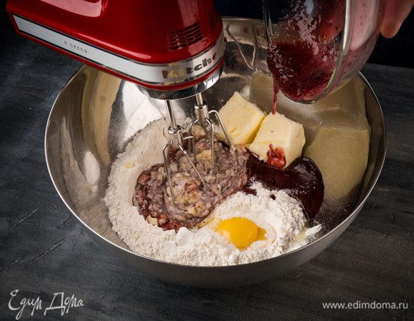 В протертую черничную массу добавить сливочный сыр, оставшийся сахар, предварительно размягченное сливочное масло, яйца, муку, разрыхлитель и соль, вымешать все блендером с насадкой-венчиком.
