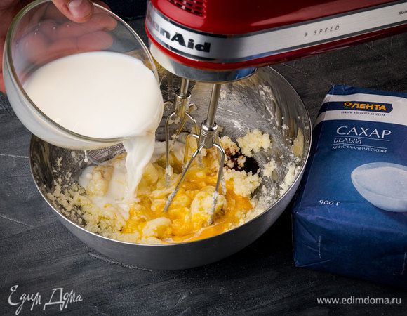 Взбить масло с сахаром до мягкого состояния, примерно 3 минуты. Добавить яйцо, молоко и ванилин. Перемешать все с мукой.
